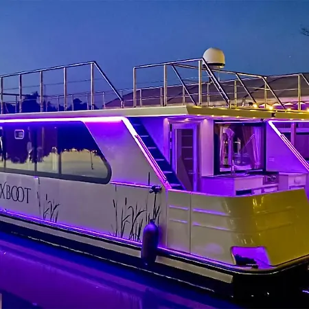 Amazing Ship In With Kitchen بوتيل