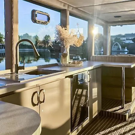 Amazing Ship In With Kitchen بوتيل *